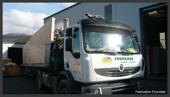 Fourcade charpentes : transport de murs ossature bois pré-fabriqués en atelier