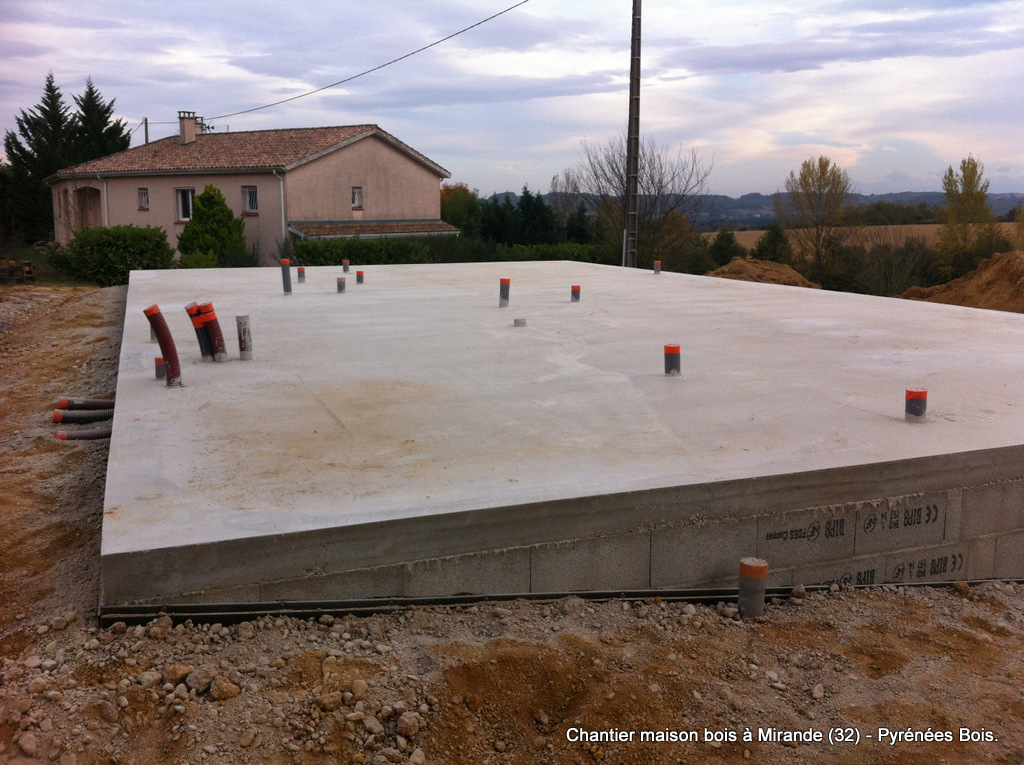 Maison bois en construction dans le Gers : pose sur plancher hourdi