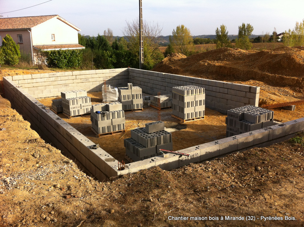 Maison en bois en construction à Mirande (32) : maçonnerie