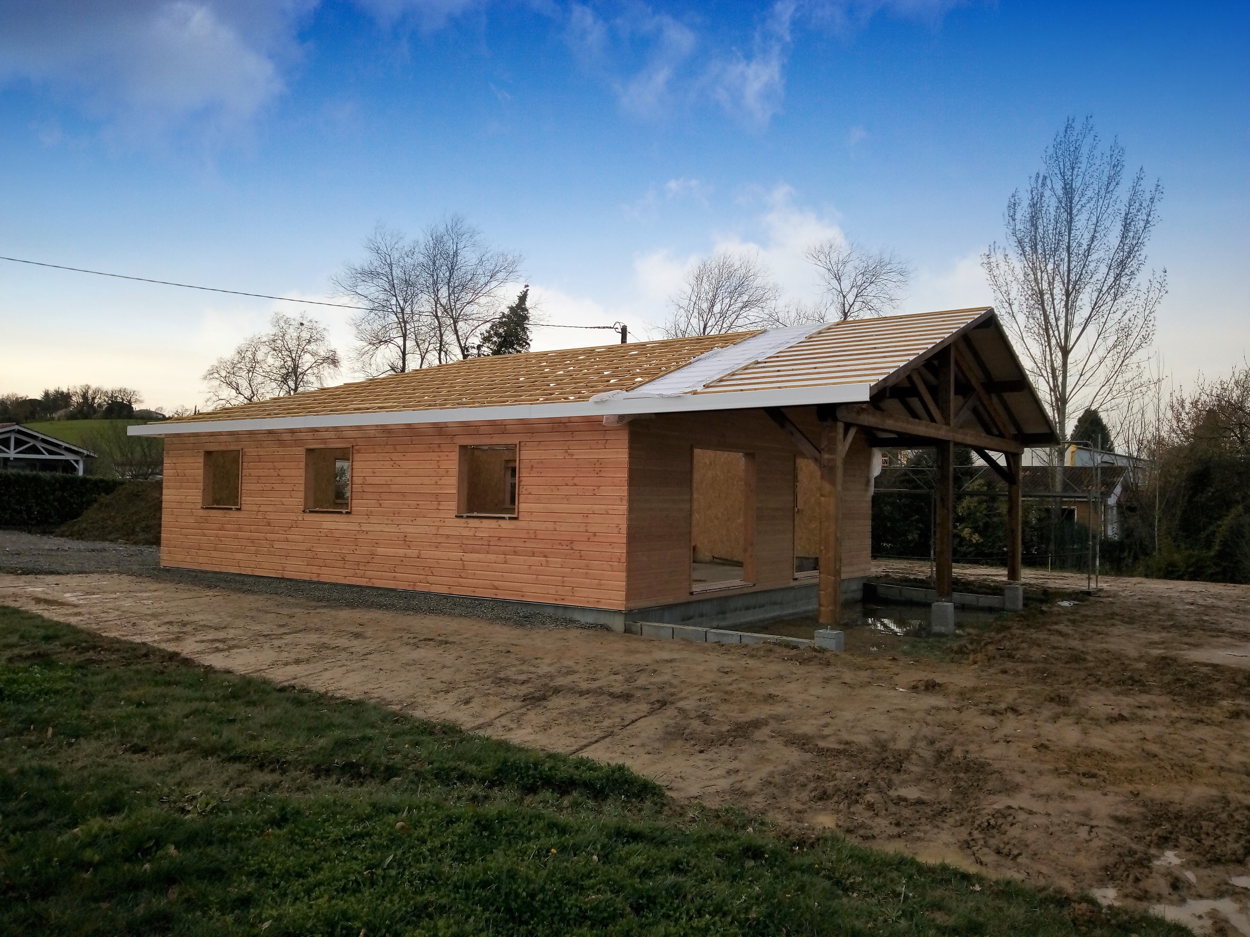 Maison  Bois prête à recevoir la couverture en tuiles